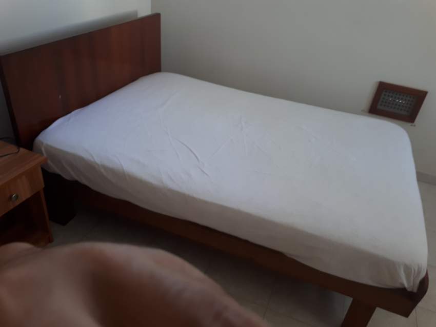 Grand lit en bois avec/sans matelas - 1 - Bedroom Furnitures  on Aster Vender