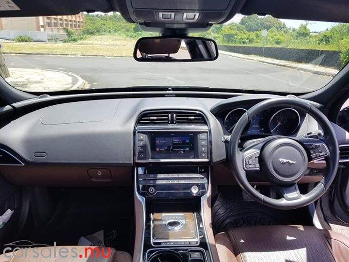 2017 Jaguar XE 25t Portfolio - 7 - Luxury Cars  on Aster Vender