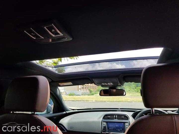 2017 Jaguar XE 25t Portfolio - 9 - Luxury Cars  on Aster Vender