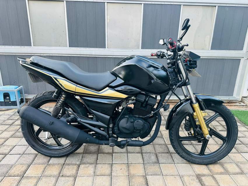 SUZUKI GS150R BLACK AND GOLD - 3 - Roadsters  on Aster Vender
