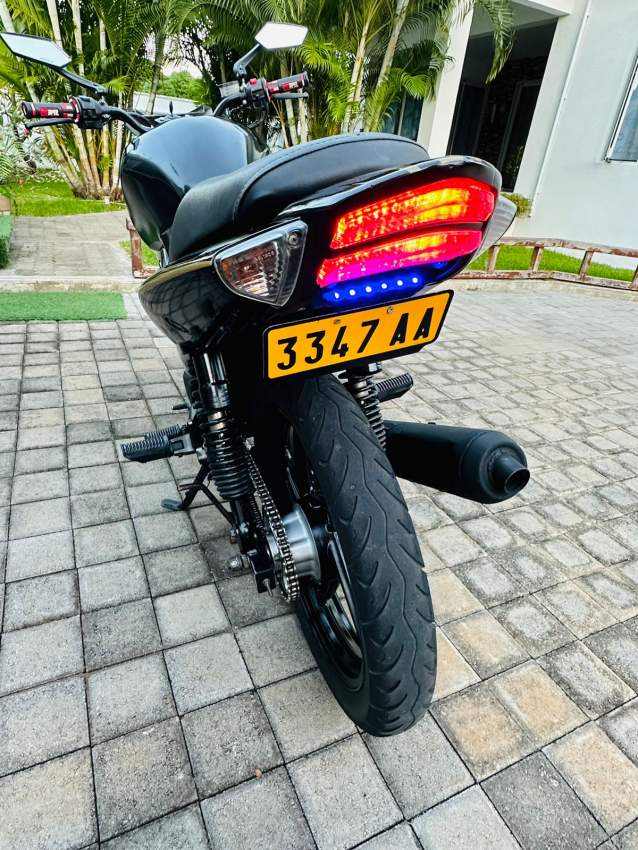 SUZUKI GS150R BLACK AND GOLD - 1 - Roadsters  on Aster Vender
