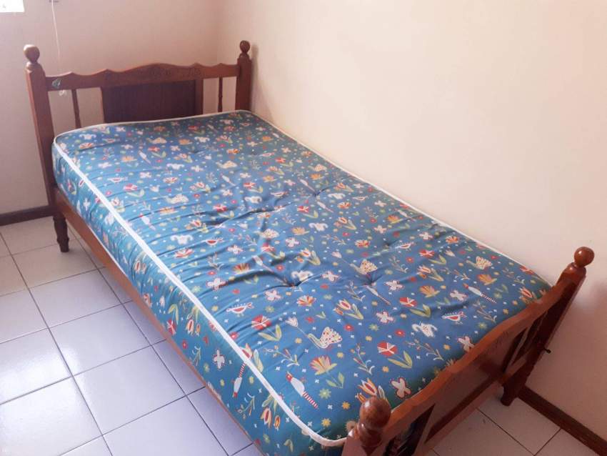 LIT SIMPLE XL EN BOIS AVEC MATELAS ORTHOPÉDIQUE - 1 - Bedroom Furnitures  on Aster Vender