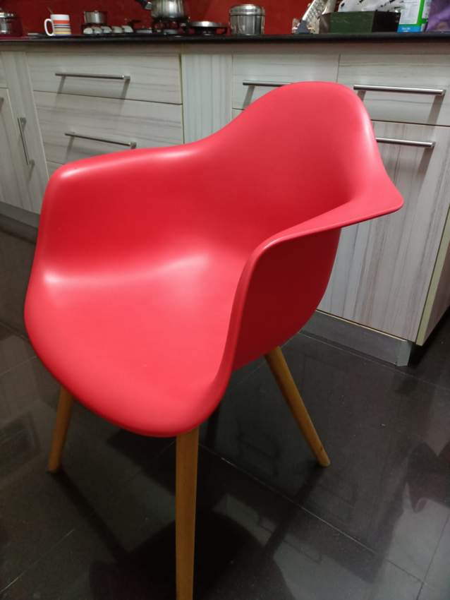 Hard plastic chairs with wooden legs - 1 - Dining Chairs  on Aster Vender