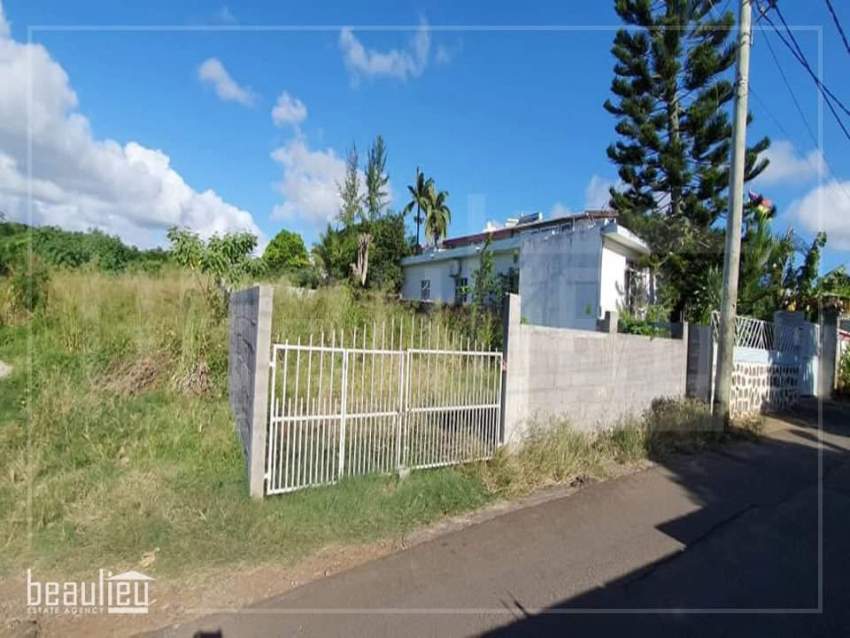 Residential land of 8.5 perches in Pamplemousses. - 0 - Land  on Aster Vender