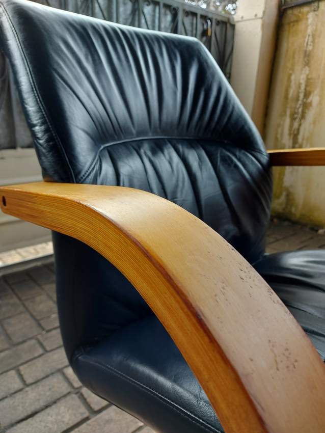 Executive Chair - 4 - Chairs  on Aster Vender