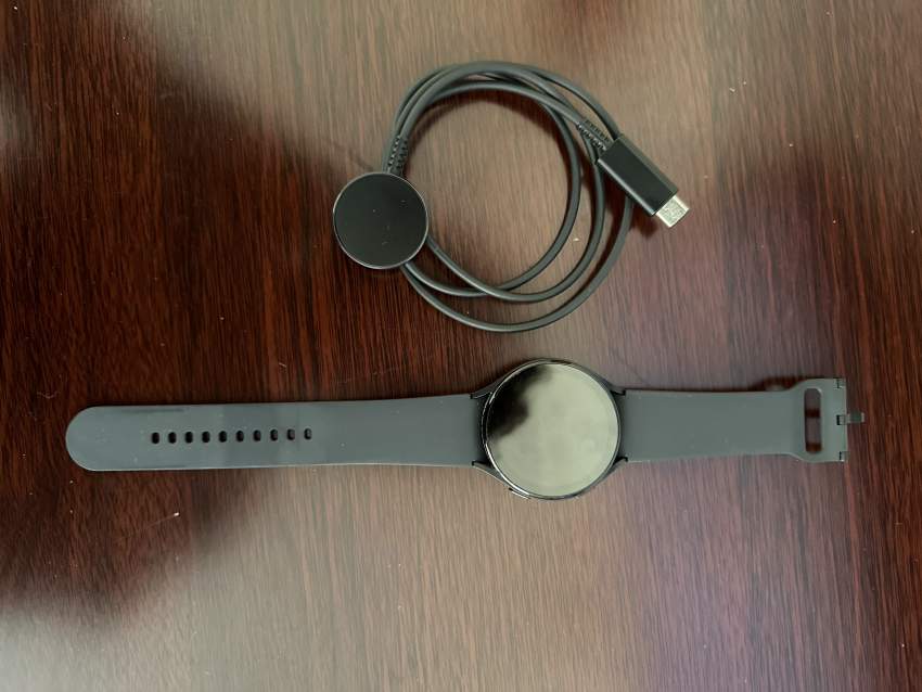 Samsung Galaxy Watch5 - 1 - Smartwatch  on Aster Vender