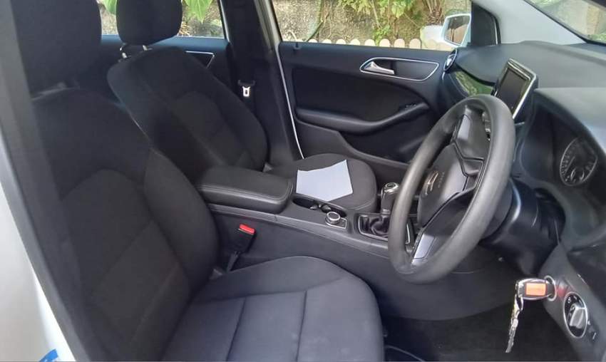 2016 MERCEDES B200 - 8 - Compact cars  on Aster Vender