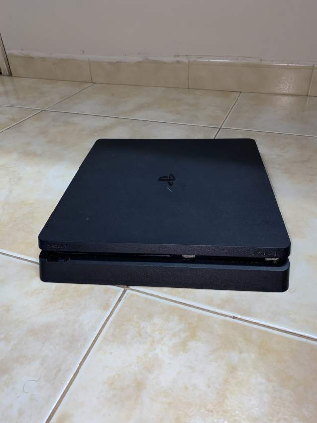 Ps4 slim(1TB) on Aster Vender
