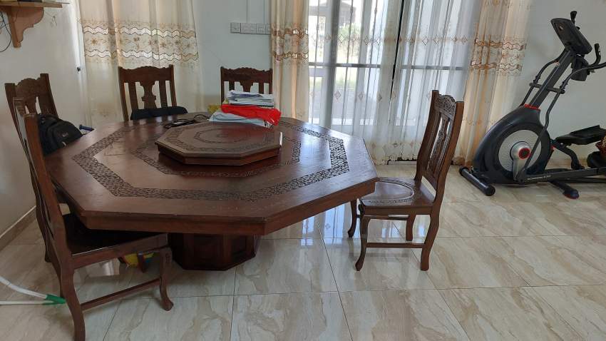 TABLE RONDE AVEC 8 CHAISES EN BOIS MASSIF - 1 - Living room sets  on Aster Vender