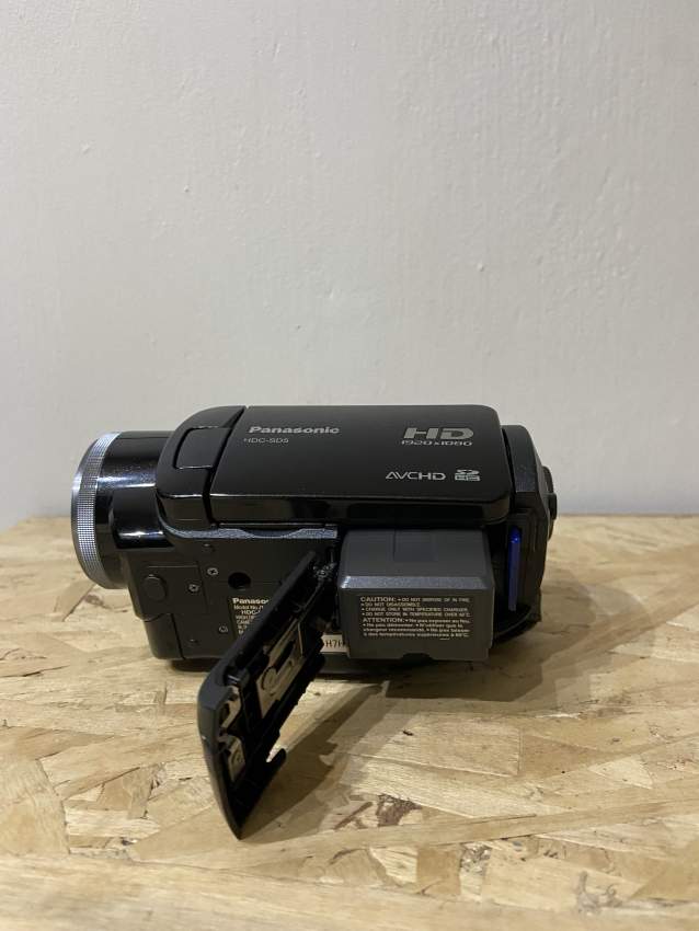 Panasonic HDC-SD5 Full HD Camcorder w/charger - 1 - Webcam  on Aster Vender