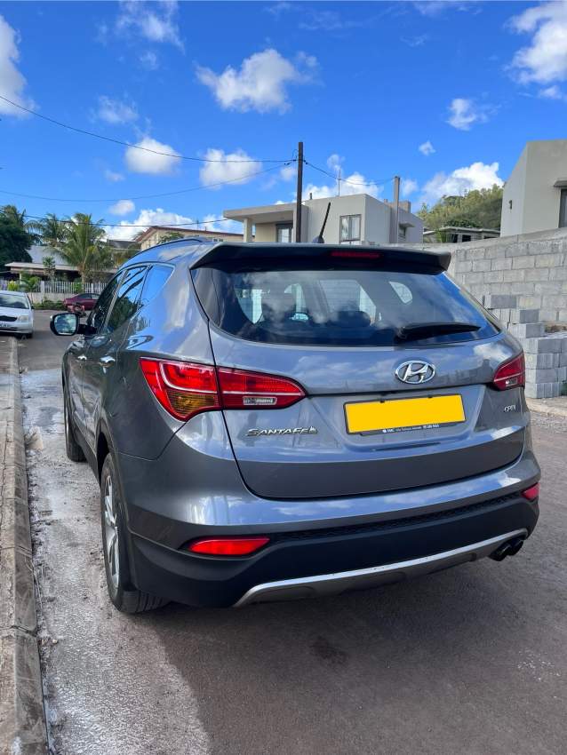 Hyundai Santa Fe 2013 - 5 - SUV Cars  on Aster Vender