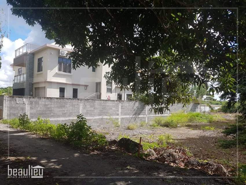 Residential land of 10 Perches, Belle Mare - 3 - Land  on Aster Vender