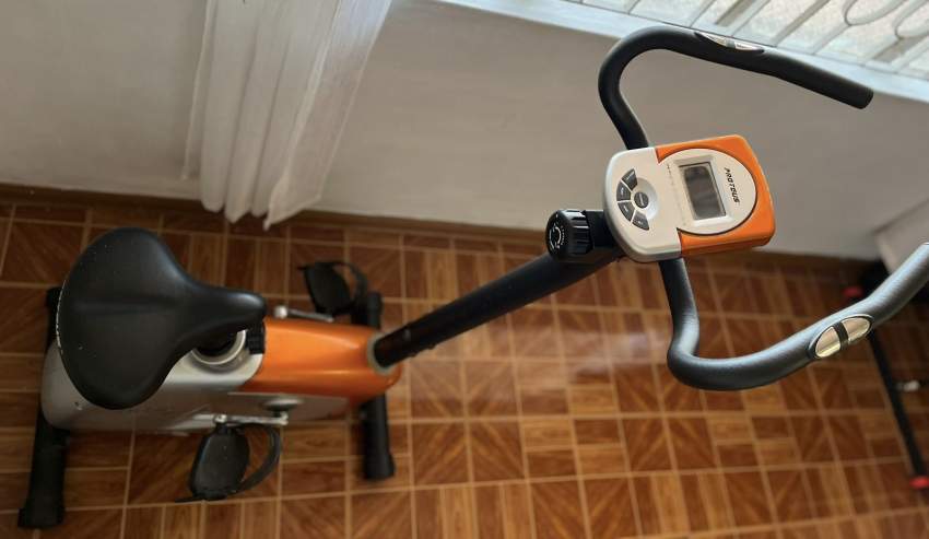 Exercise bike / Vélo stationnaire - 2 - Fitness & gym equipment  on Aster Vender
