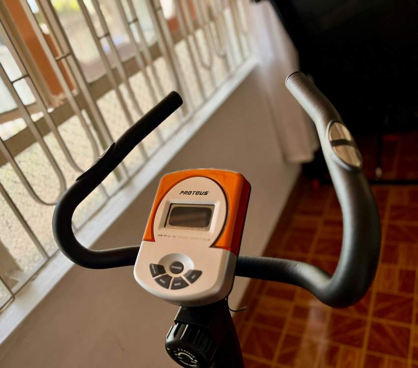 Exercise bike / Vélo stationnaire - 1 - Fitness & gym equipment  on Aster Vender