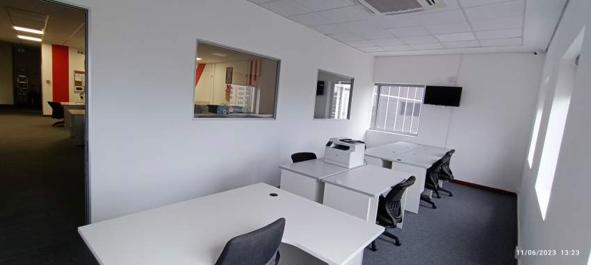 Espace de bureau a louer - Silver Bank Tower, Ebene - 1 - Office Space  on Aster Vender