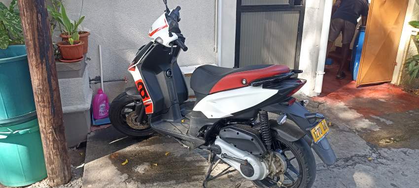 URGENT SALE Aprilia 150cc série AH Rs 50000 a débattre - 0 - Scooters (above 50cc)  on Aster Vender