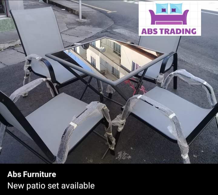 Table and chairs on Aster Vender