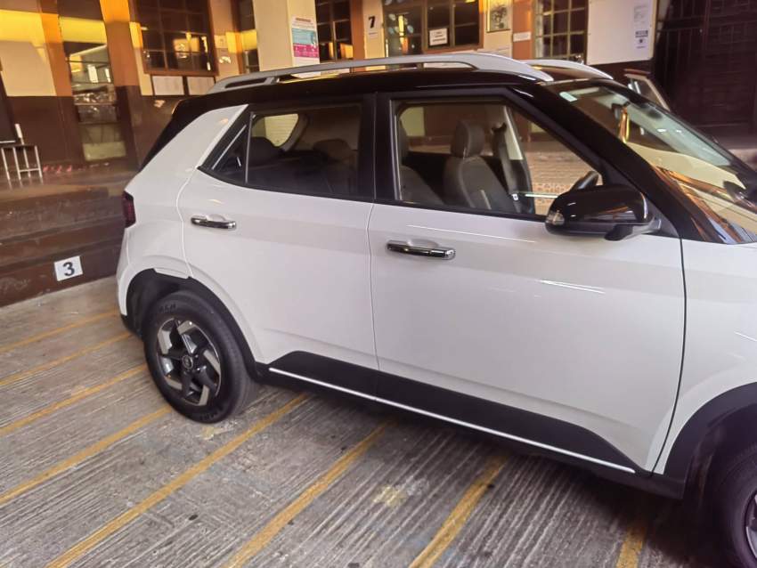 Hyundai Venue - 5 - SUV Cars  on Aster Vender