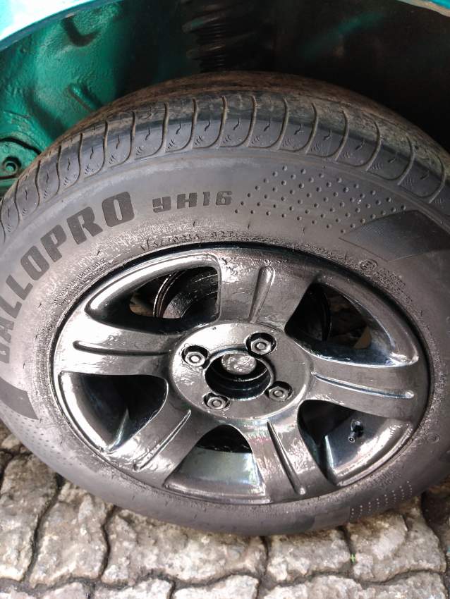 Voiture Toyota Corolla Année 2000 En bon condition - 1 - Family Cars  on Aster Vender