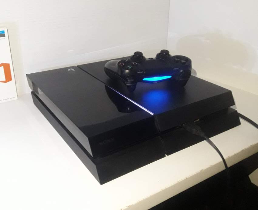 PlayStation 4 + 1controller + 13games on Aster Vender