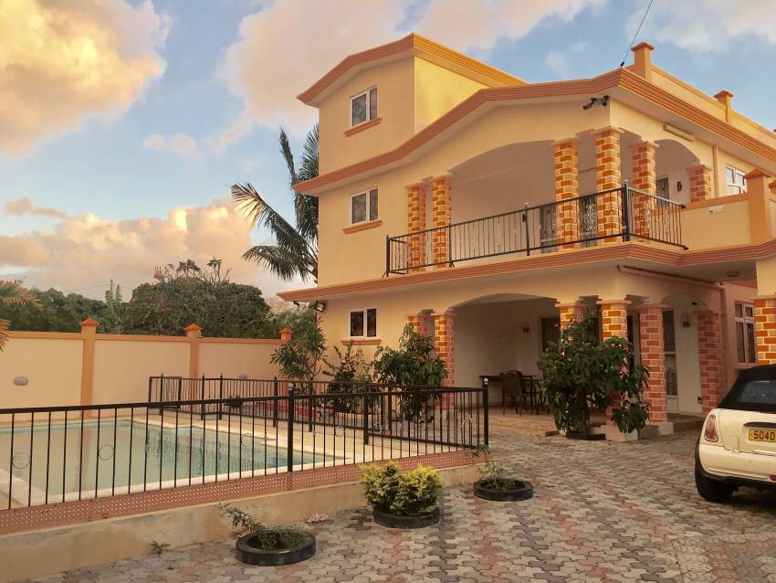 Crown Daisy Villa - 1 - Villas  on Aster Vender