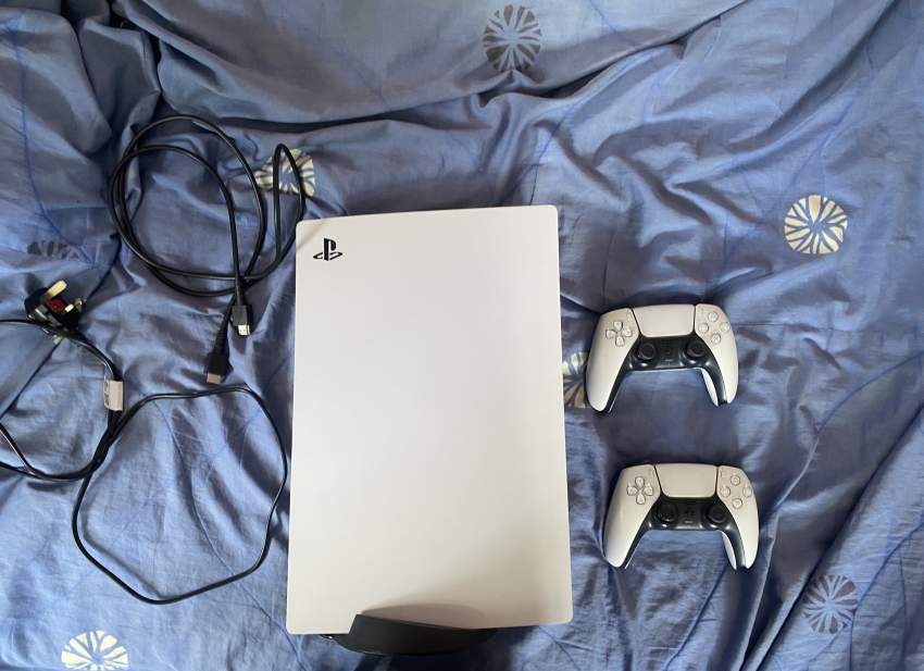 PS5 Disc version + 2 controller and cable included