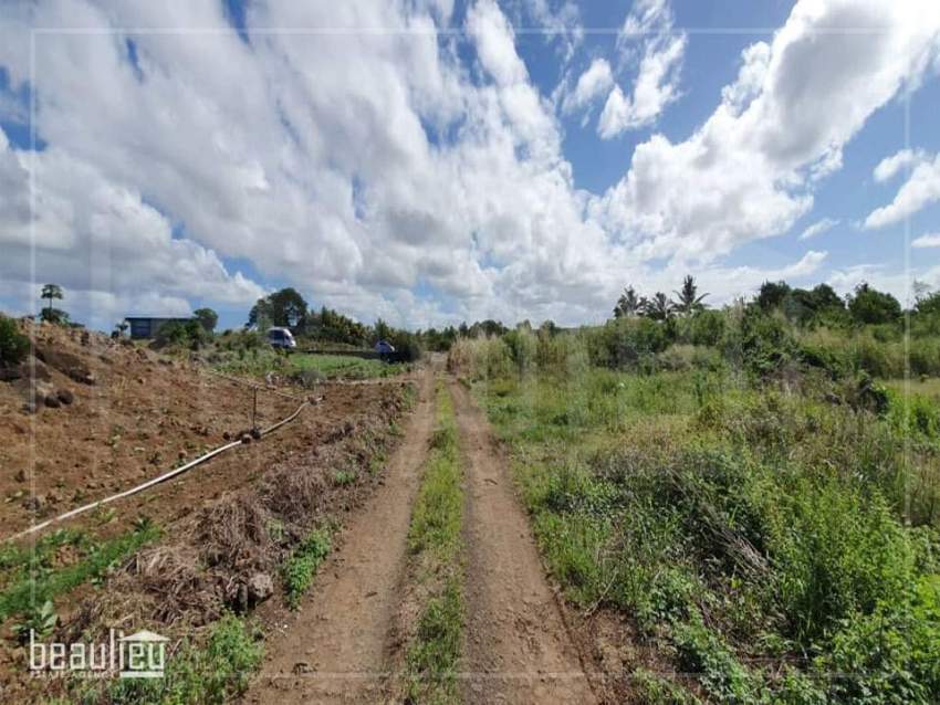 Agricultural land of 50 perches is for sale in Poste De Flacq - 1 - Land  on Aster Vender