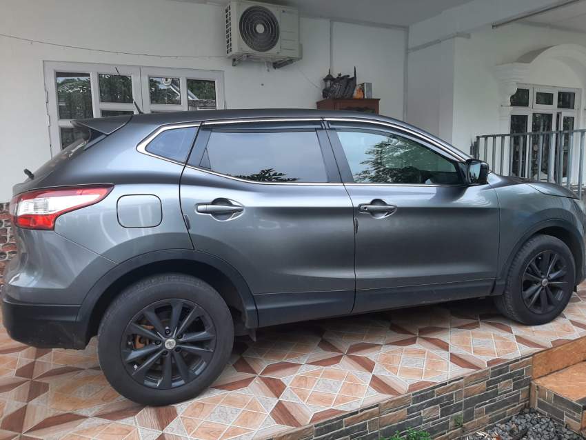 Nissan Qashqai 2015 - 2 - SUV Cars  on Aster Vender