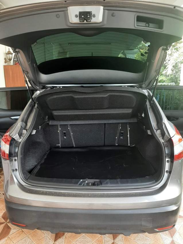 Nissan Qashqai 2015 - 5 - SUV Cars  on Aster Vender