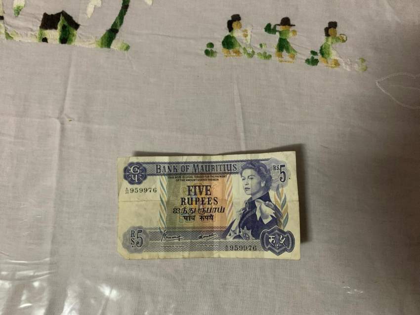 5 ruppe bank note queen Elizabeth