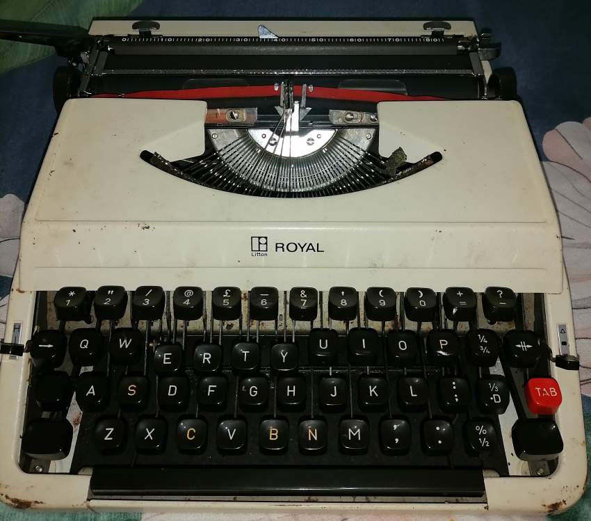 Vintage Typewriter Litton Royal 2000