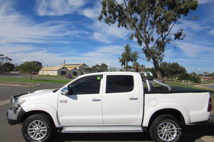 2014 TOYOTA HILUX - 2 - Pickup trucks (4x4 & 4x2)  on Aster Vender