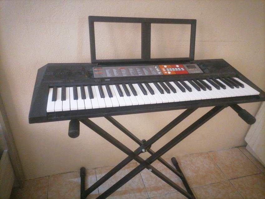 Yamaha PSR-F50 61-key Portable+ Stand on Aster Vender