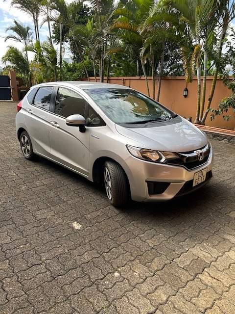 For Sale Honda Fit Hybrid 2017  with 98600 Kms. - 1 - Compact cars  on Aster Vender
