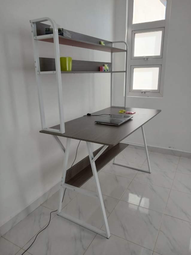 Like-New Desk for Sale! / Bureau Comme Neuf à Vendre ! on Aster Vender