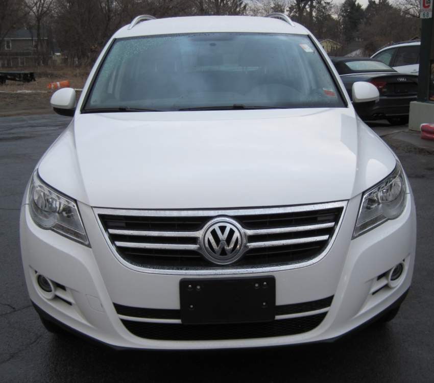 Volkswagen Tiguan 2011 - 2 - SUV Cars  on Aster Vender