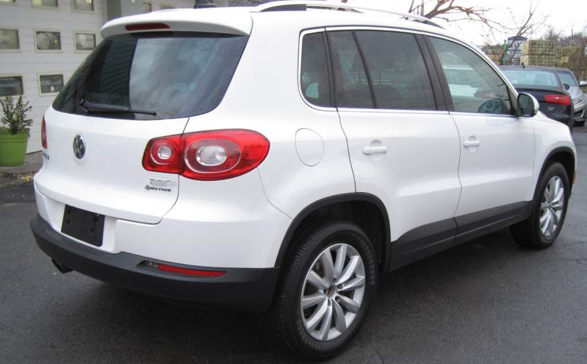 Volkswagen Tiguan 2011 - 1 - SUV Cars  on Aster Vender