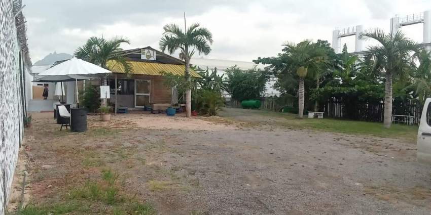 Bâtiment Commercial À zone industrielle Riche Terre. on Aster Vender