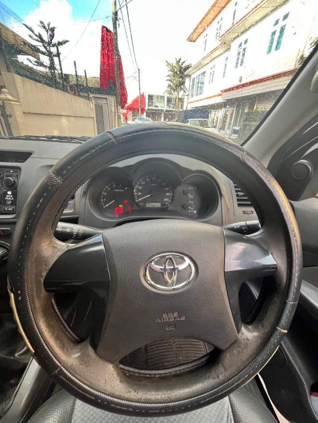 Toyota Hilux-2013 - 4 - Pickup trucks (4x4 & 4x2)  on Aster Vender