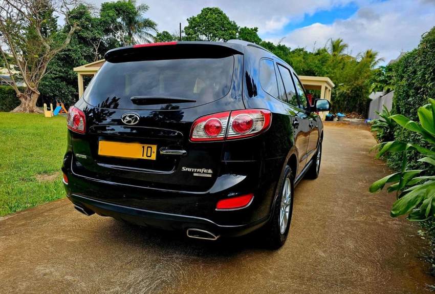 Hyundai  Santa Fe - 7 seater 2010 - 4 - SUV Cars  on Aster Vender