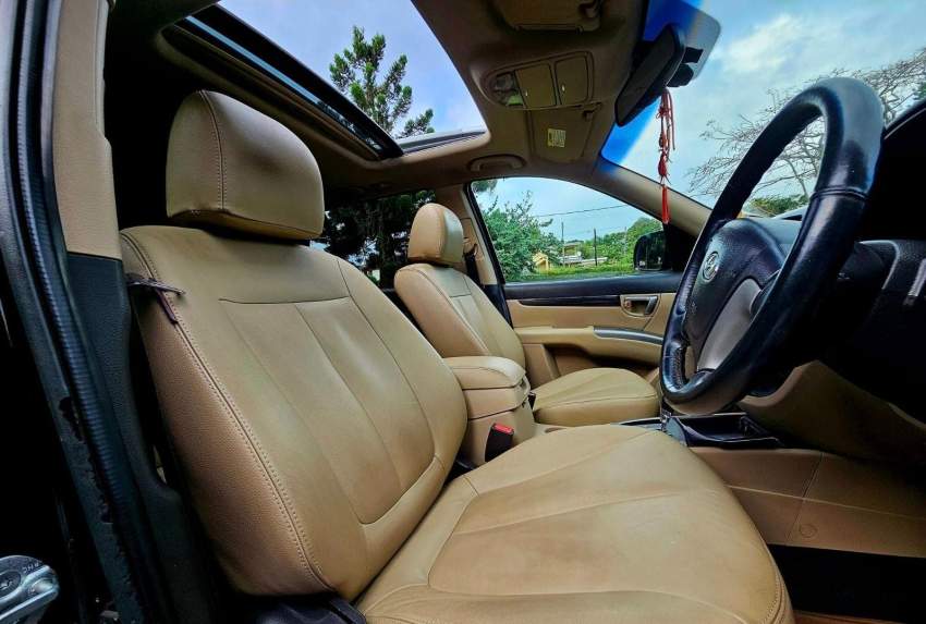 Hyundai  Santa Fe - 7 seater 2010 - 7 - SUV Cars  on Aster Vender