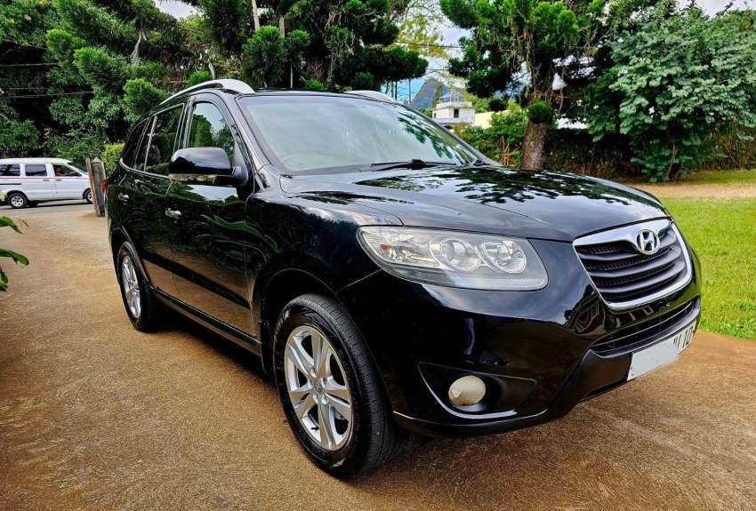 Hyundai  Santa Fe - 7 seater 2010 - 2 - SUV Cars  on Aster Vender