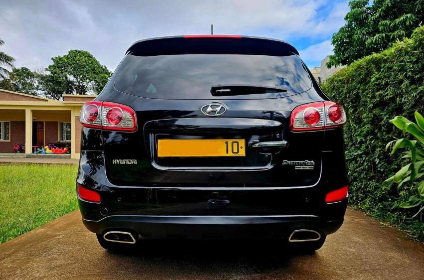 Hyundai  Santa Fe - 7 seater 2010 - 3 - SUV Cars  on Aster Vender