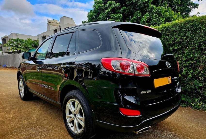 Hyundai  Santa Fe - 7 seater 2010 - 5 - SUV Cars  on Aster Vender