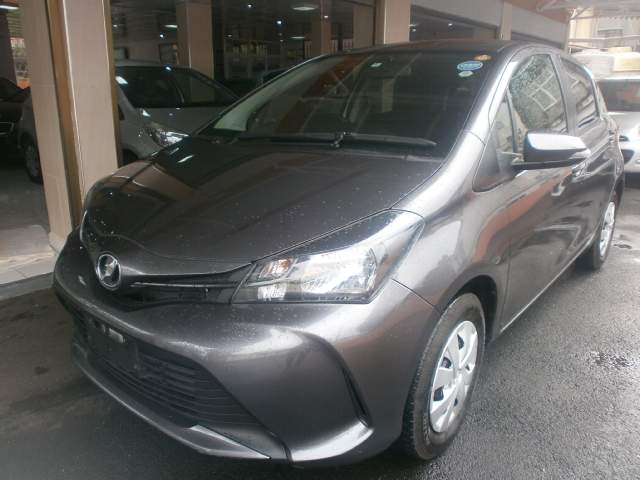 Toyota vitz 2015 Gray - 1 - Family Cars  on Aster Vender