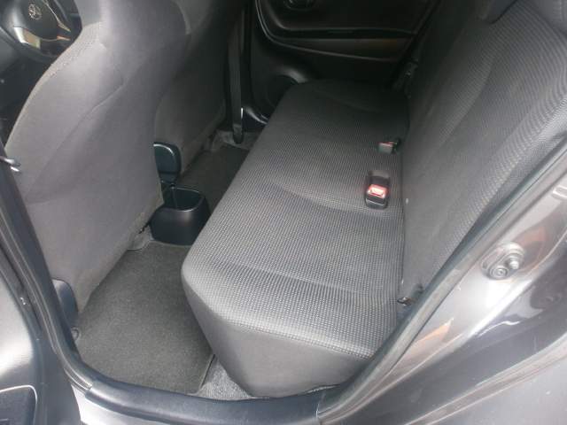 Toyota vitz 2015 Gray - 5 - Family Cars  on Aster Vender