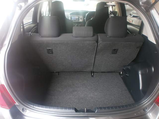 Toyota vitz 2015 Gray - 4 - Family Cars  on Aster Vender