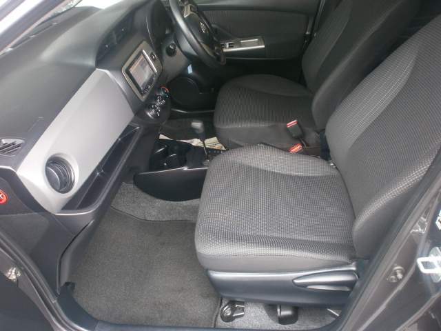 Toyota vitz 2015 Gray - 6 - Family Cars  on Aster Vender