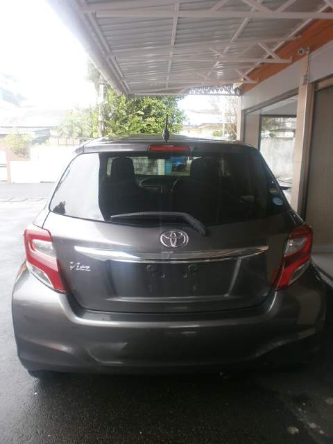 Toyota vitz 2015 Gray - 3 - Family Cars  on Aster Vender