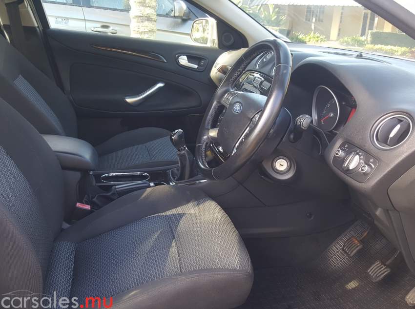 2010 Ford Mondeo 1.6 Ghia - 7 - Family Cars  on Aster Vender
